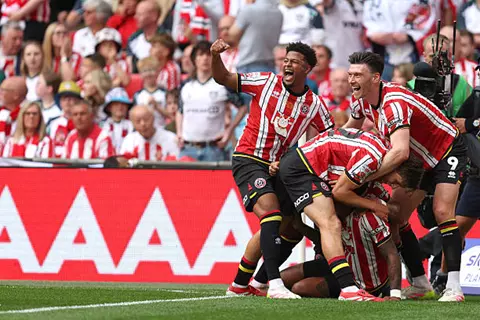 سندرلاند يخطط لصيف ساخن.. صفقات كبرى ومفاوضات مع بيلينجهام